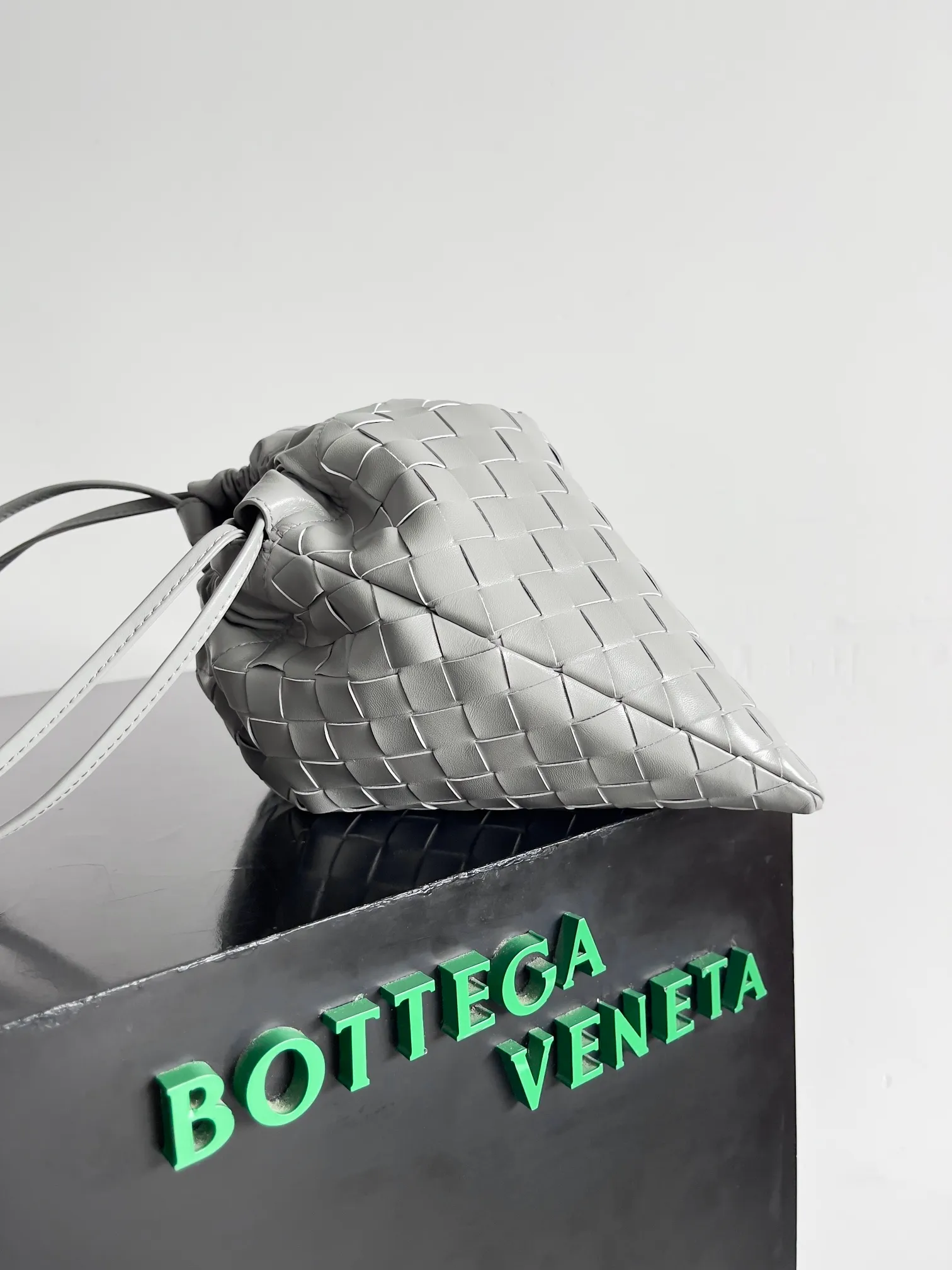 Batch 1560 Armpit bags have become a fashionable item that every girl has in their hands in recent years🛍️. The elegant and simple style has won the love of many people of different ages. However, there is an unavoidable trouble with armpit bags, that is, the capacity is too small, and BOTTEGA VENETA’s new Dustbag Considering people's travel needs, the capacity of garbage bags has been greatly upgraded. Folding umbrellas, water cups, and girls' makeup powder and lipstick can all be accommodated. It is very light and resistant to dirt. Even if you have a lot of things when traveling, it can reduce the burden to a certain extent. The shoulder straps are buckled and can be changed at will. It can be used for hand holding or as the liner of a large bag. After the drawstring is drawn, it looks like a cloud bag. It is very suitable for concave styling when traveling in summer🙋🏻‍♀️ Style number: 796728 Size: 32*23*1cm
